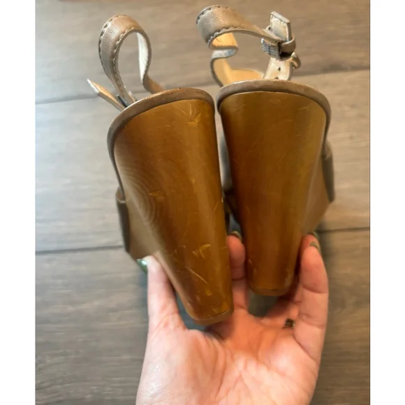 Coach Jade Wedge Platform Leather Laser Cut-out Open Peep Toe Taupe Gray W
11B - Picture 9 of 12